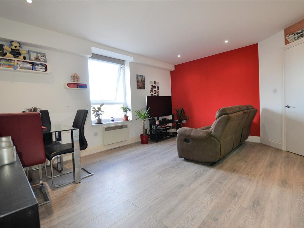 1 bed flat for sale in Buckingham Street, Aylesbury HP20, £155,000