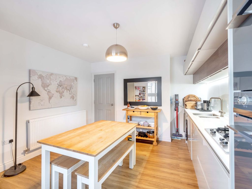 2 bed flat for sale in Valley Road, Harrogate HG2, £259,950