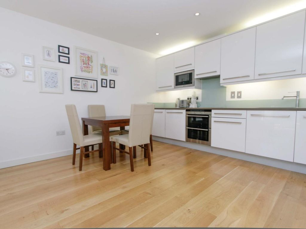 2 bed flat to rent in Gillingham Street, Pimlico SW1V, £3,150 pcm