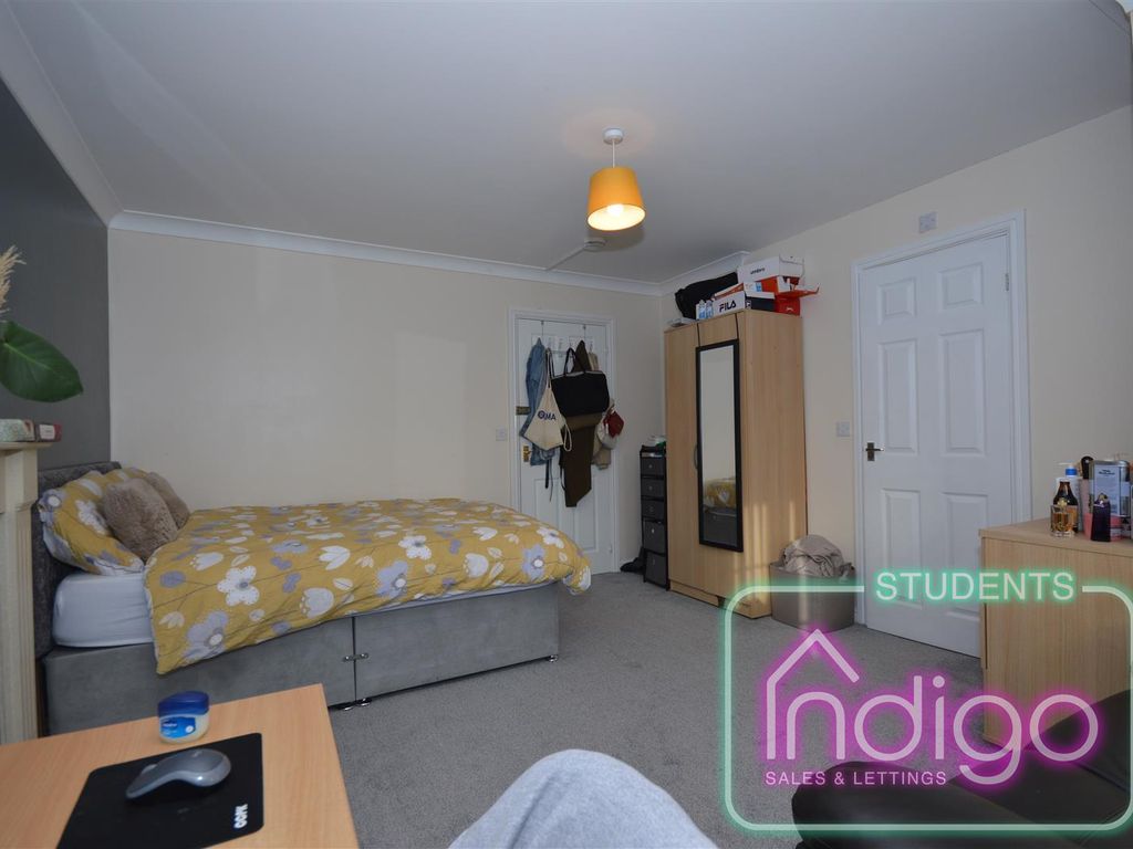 Room to rent in Godwin Way, Stoke-On-Trent ST4, £480 pcm