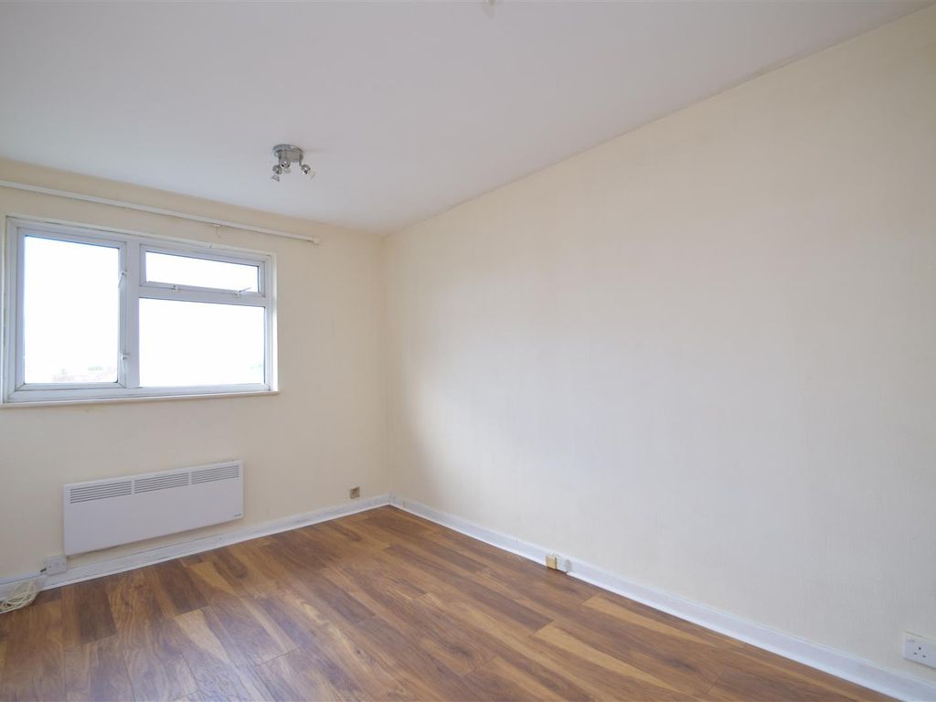 2 bed flat to rent in Cornwall Road, Pinner HA5, £1,750 pcm