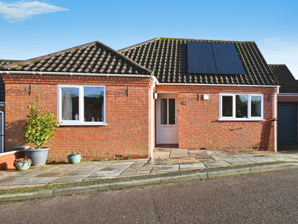 3 bed detached bungalow for sale in Beck View, Redenhall, Harleston IP20, £270,000