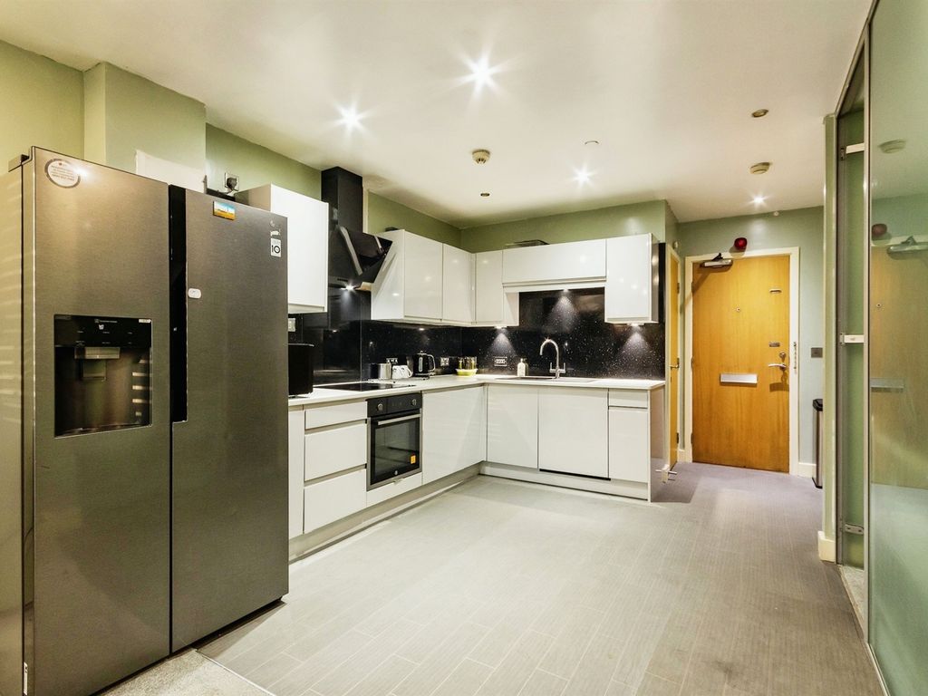 2 bed flat for sale in Broad Street, Nottingham NG1, £200,000