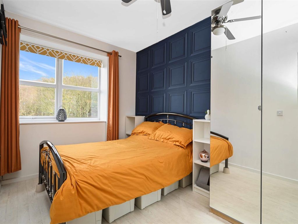 2 bed flat for sale in Brackendale, Bradford BD10, £109,950
