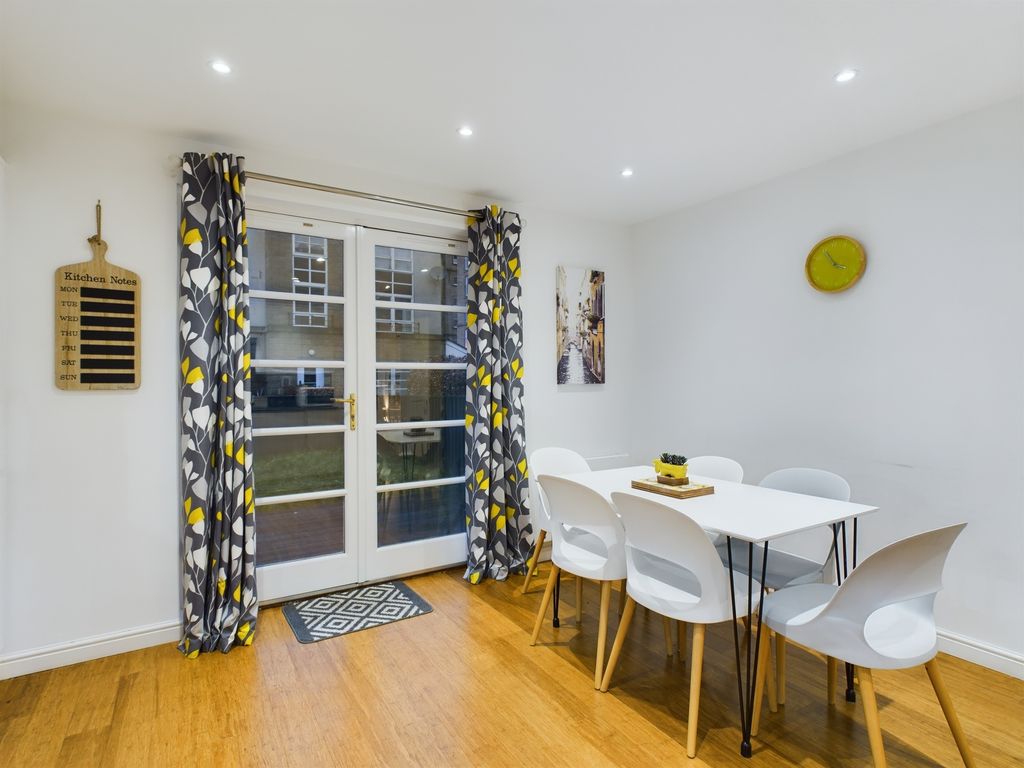 3 bed flat to rent in Blandfield, Broughton, Edinburgh EH7, £2,100 pcm