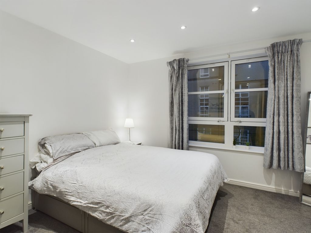 3 bed flat to rent in Blandfield, Broughton, Edinburgh EH7, £2,100 pcm