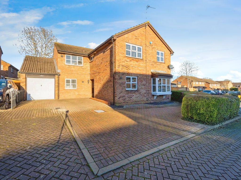 5 bed detached house for sale in Germander Place, Conniburrow, Milton Keynes MK14, £595,000