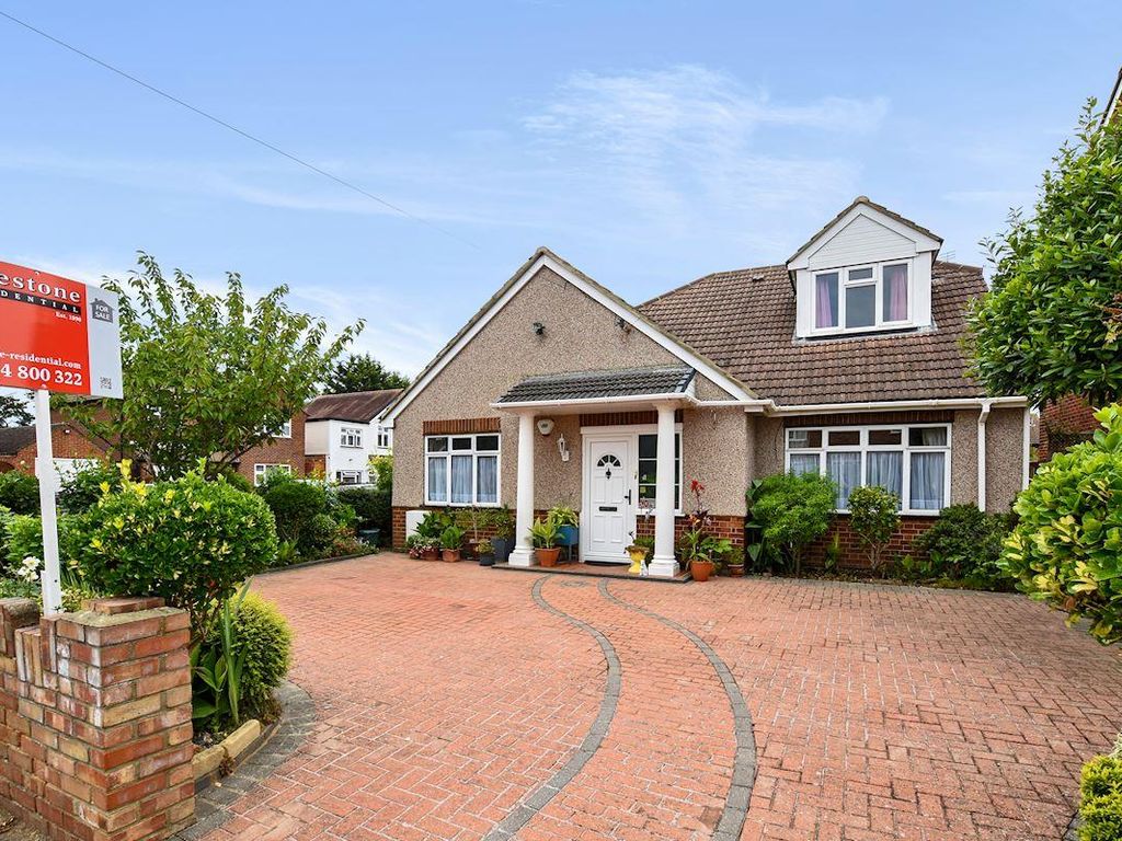 5 bed detached house for sale in Ashford Crescent, Ashford TW15, £655,000