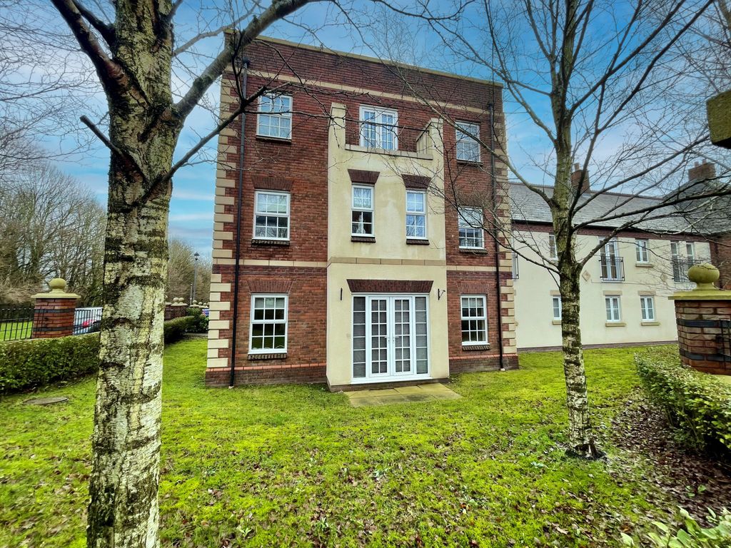 2 bed flat for sale in Danvers Way, Preston PR2, £155,000