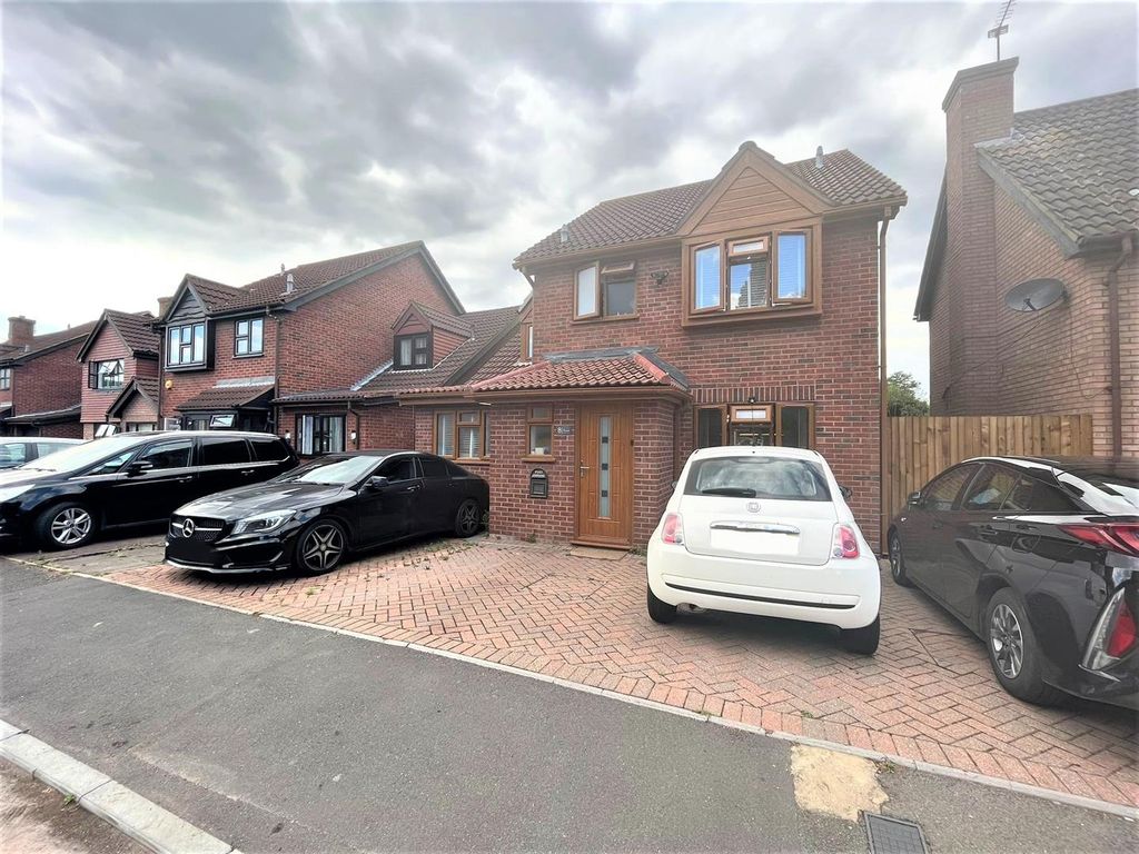 6 bed detached house to rent in Darris Close, Hayes UB4, £3,250 pcm