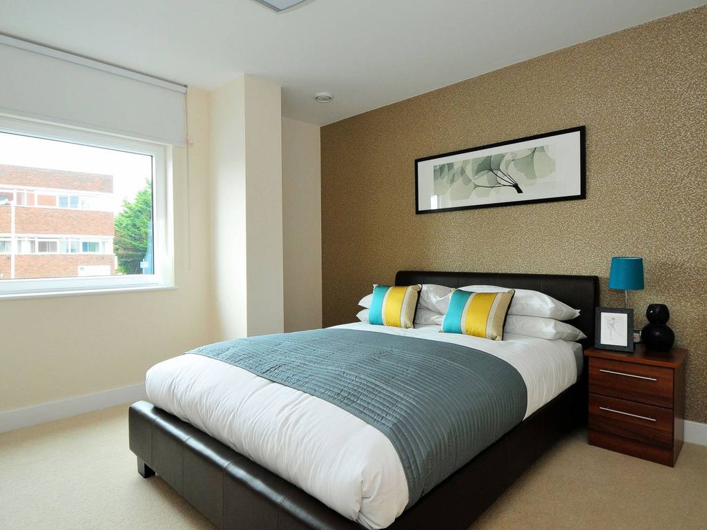 2 bed flat to rent in Trs Apartments, Southall UB2, £2,050 pcm