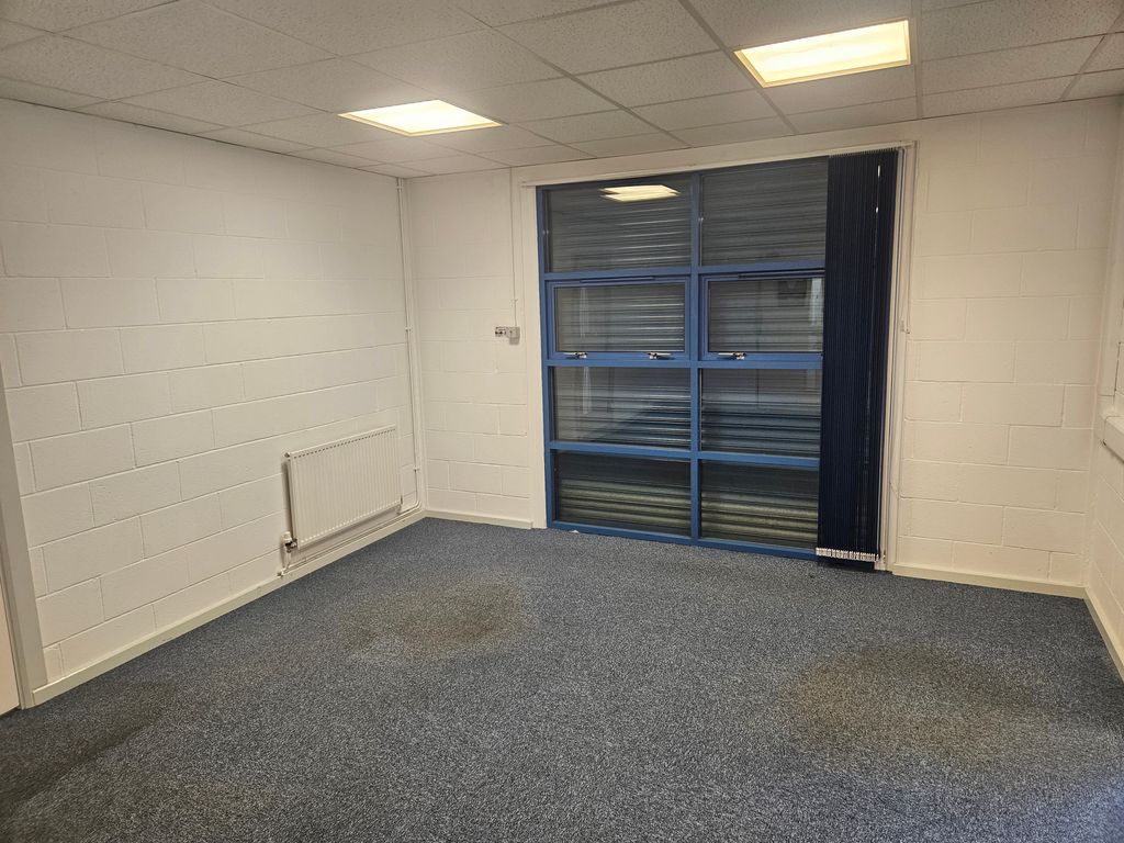 Light industrial to let in Zeals Garth, Hull HU7, £4,440 pa