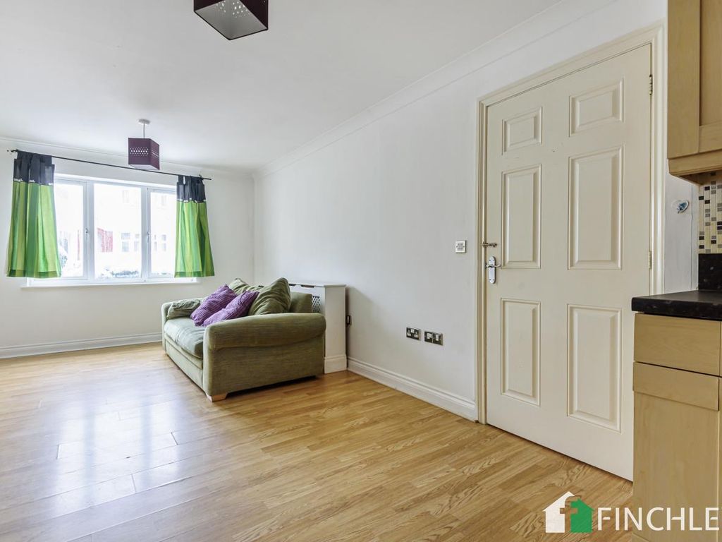 2 bed flat to rent in Connections House, Glebe Road, London N3, £1,800 pcm