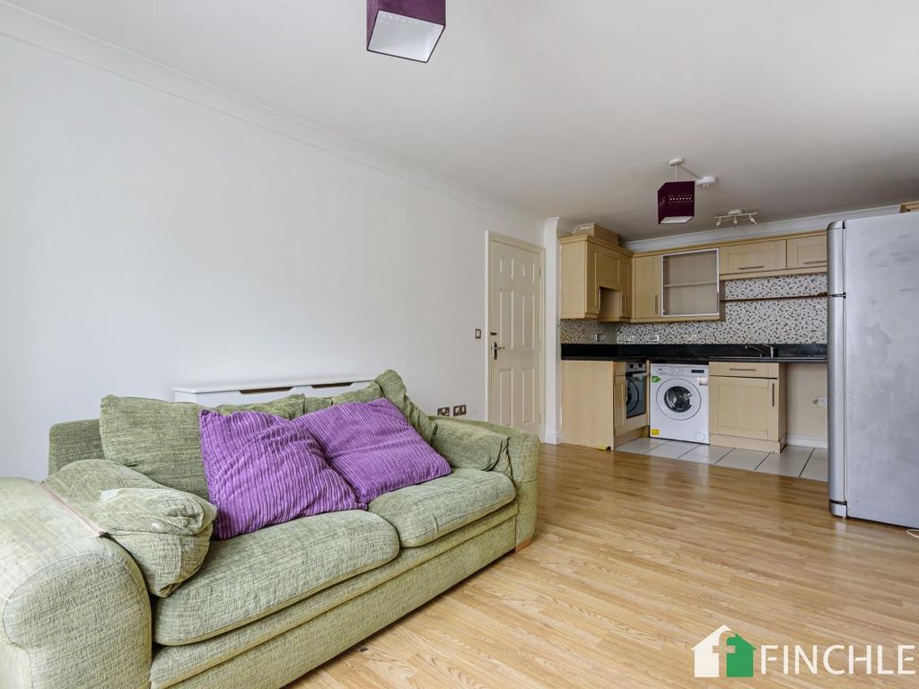 2 bed flat to rent in Connections House, Glebe Road, London N3, £1,800 pcm