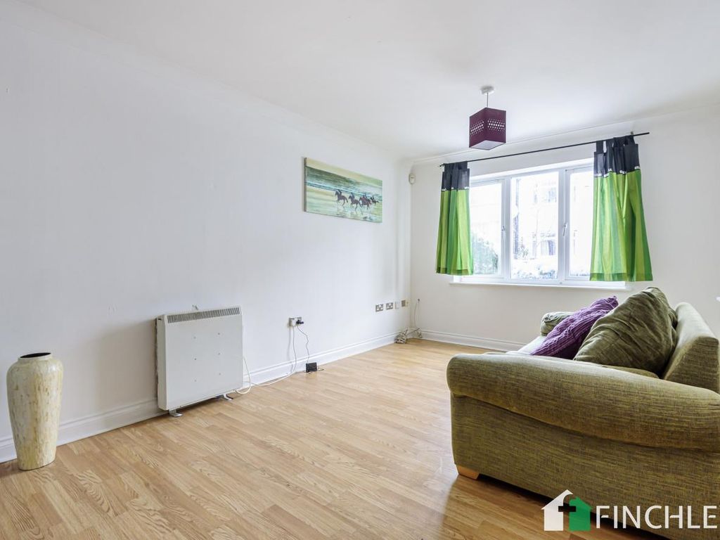 2 bed flat to rent in Connections House, Glebe Road, London N3, £1,800 pcm