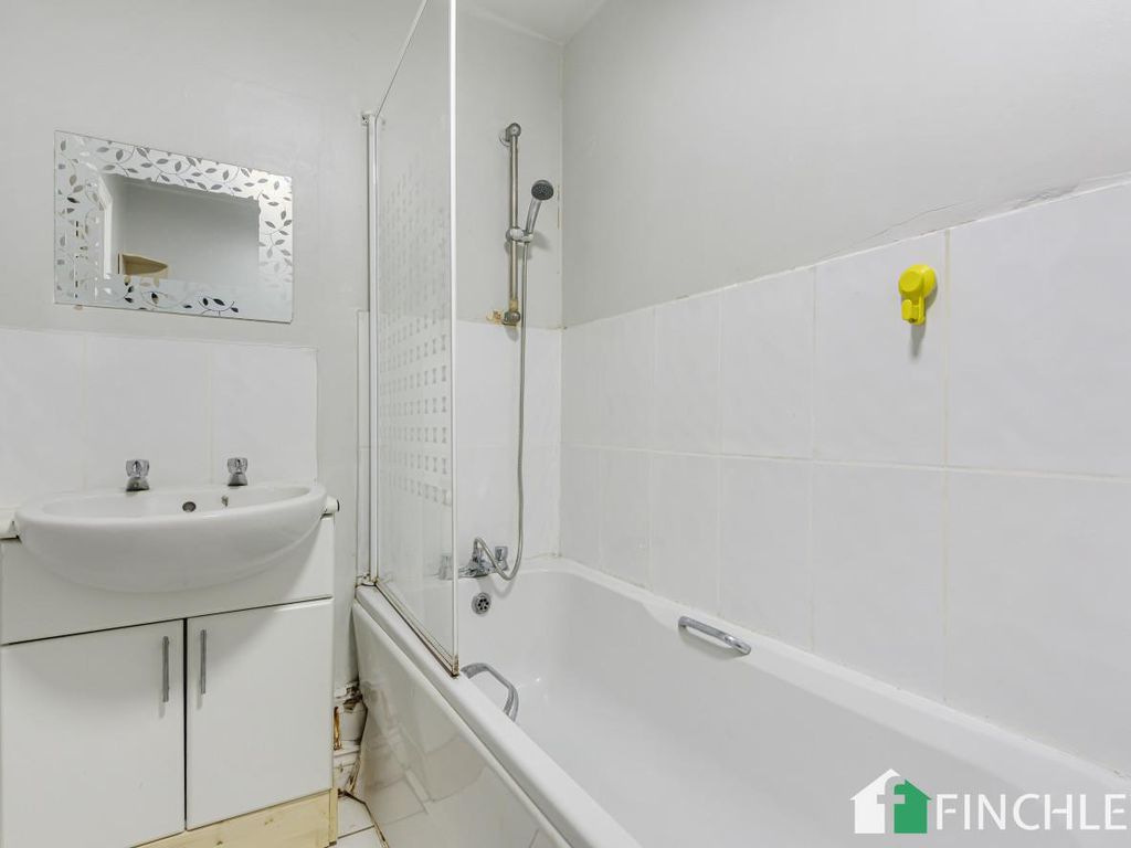 2 bed flat to rent in Connections House, Glebe Road, London N3, £1,800 pcm