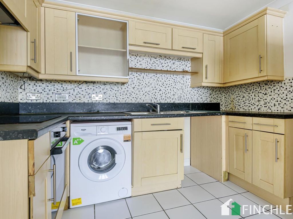 2 bed flat to rent in Connections House, Glebe Road, London N3, £1,800 pcm