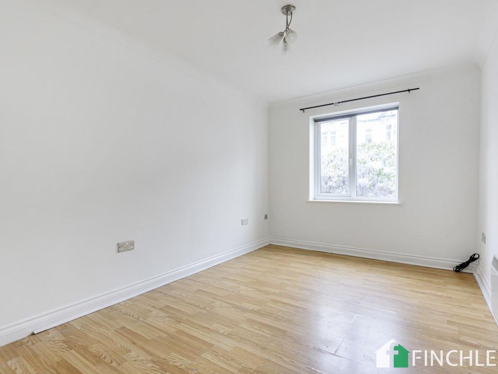 2 bed flat to rent in Connections House, Glebe Road, London N3, £1,800 pcm