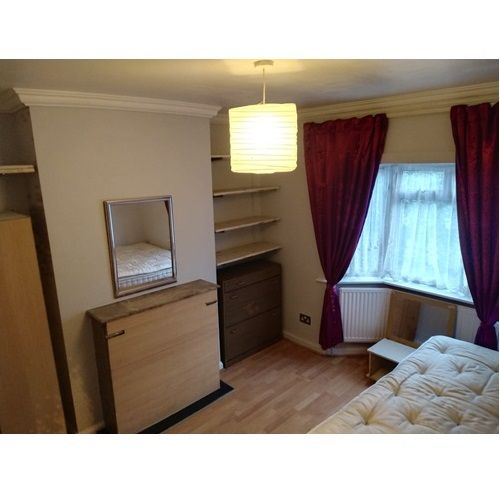 Room to rent in Carlisle Avenue, London W3, £800 pcm