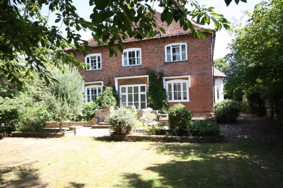3 bed flat to rent in Cranley Road, Guildford GU1, £2,400 pcm