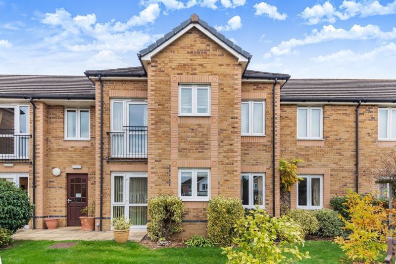 2 bed flat for sale in Cherwell Court, Kidlington OX5, £230,000