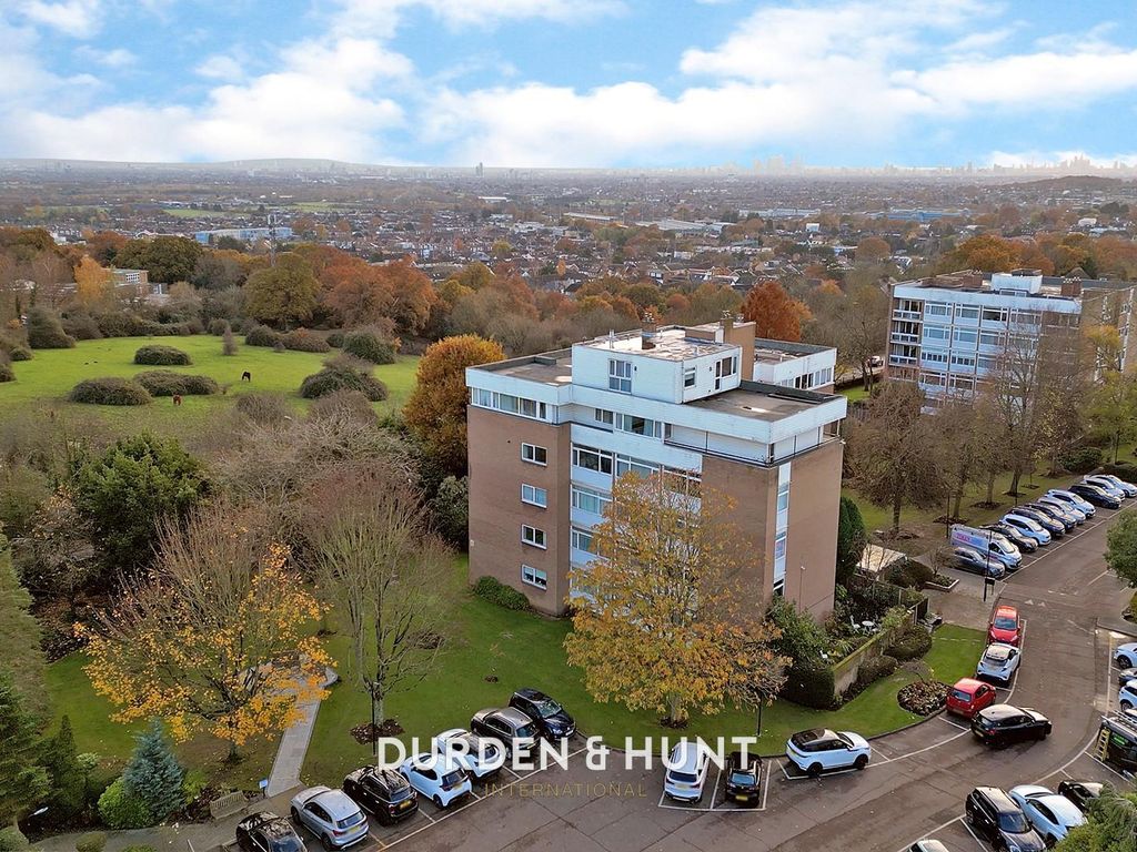 3 bed flat for sale in The Bowls, Chigwell IG7, £950,000
