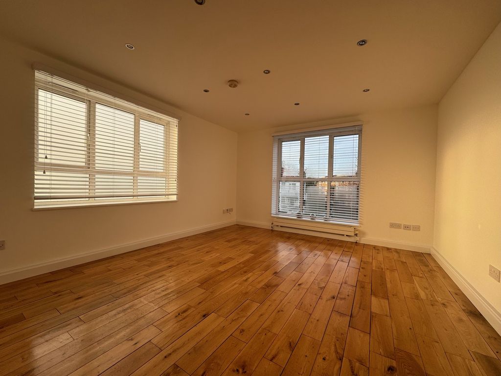 2 bed flat to rent in Colney Hatch Lane, Muswell Hill, London N10, £2,150 pcm