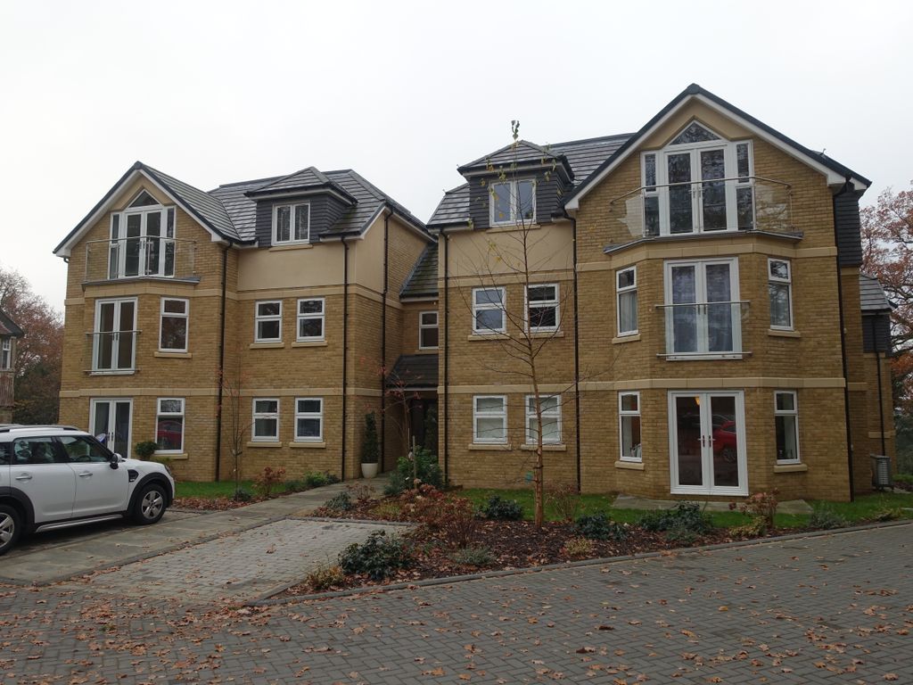 2 bed flat to rent in Landscape Road, Warlingham CR6, £2,000 pcm