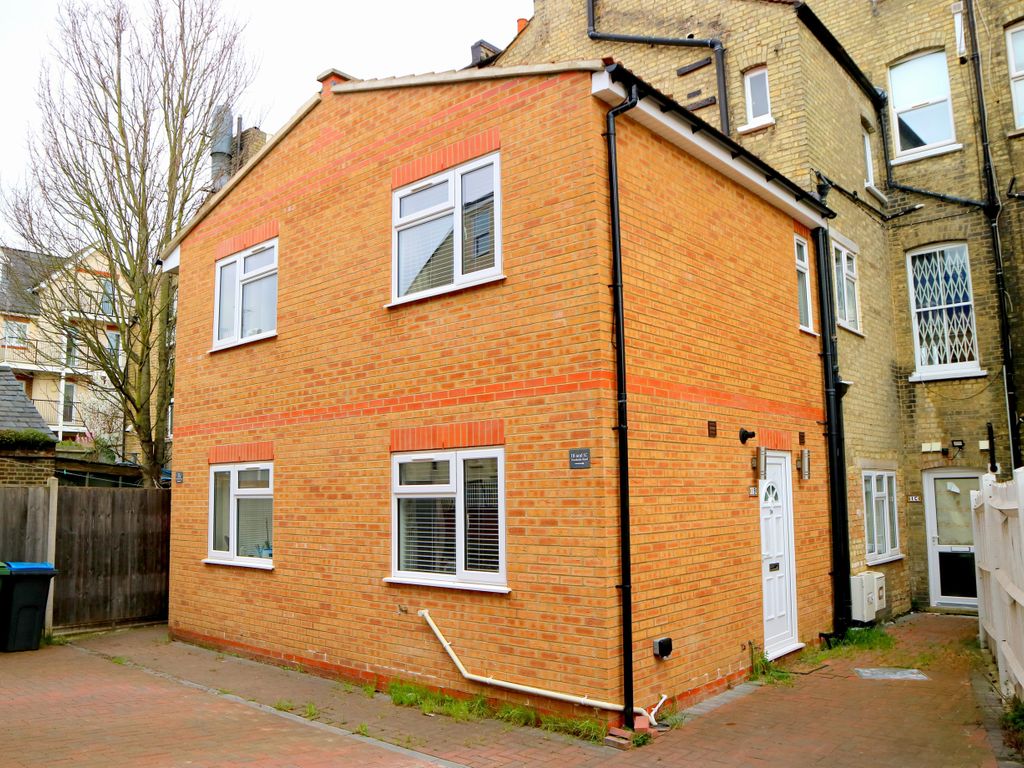 1 bed flat to rent in Woodside Road, Kingston Upon Thames, Surrey KT2, £1,300 pcm