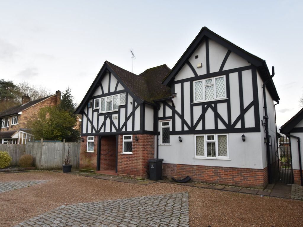 4 bed detached house to rent in Windsor Road, Gerrards Cross SL9, £3,500 pcm