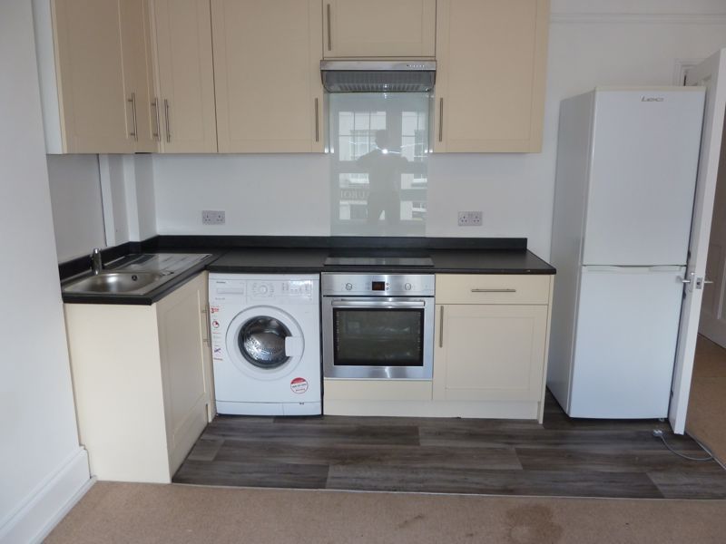 1 bed flat to rent in Walton Road, West Molesey KT8, £1,125 pcm