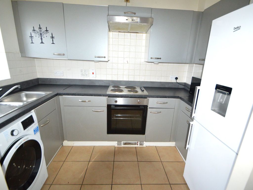 2 bed flat to rent in Holyhead Mews, Slough, Berkshire SL1, £1,450 pcm