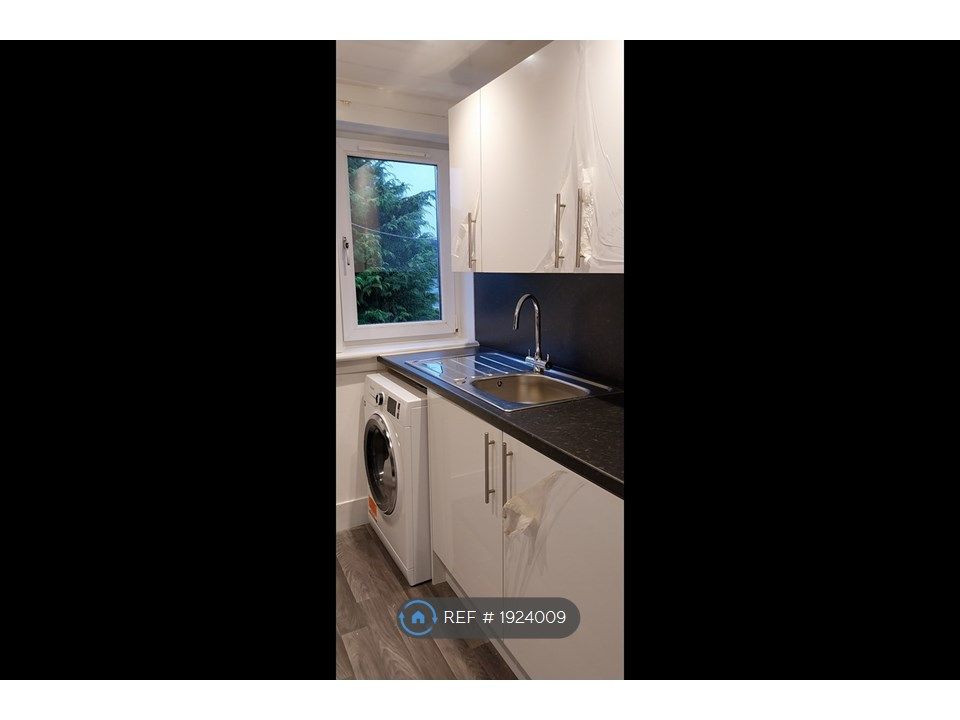 3 bed flat to rent in Hillington, Glasgow G52, £980 pcm