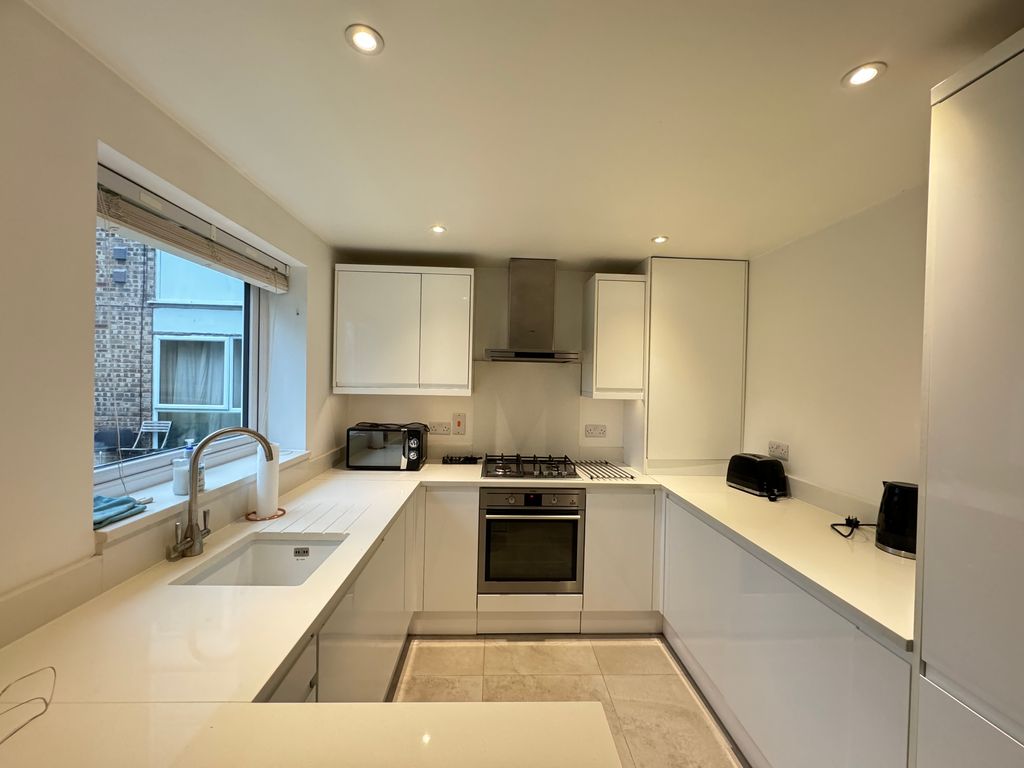 2 bed flat to rent in Eskdale, London Colney, St Albans AL2, £1,400 pcm