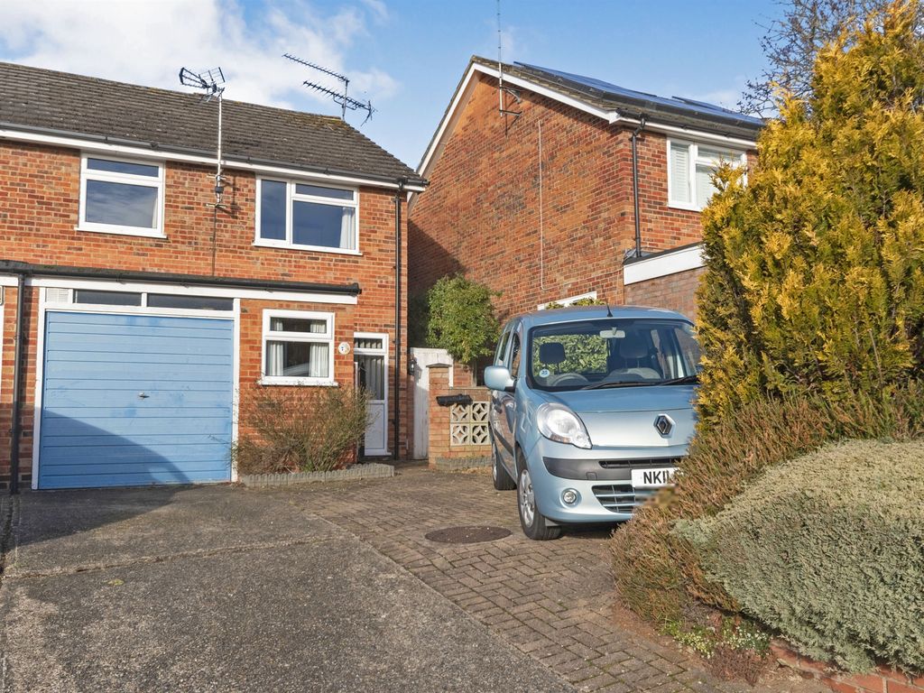 3 bed semi-detached house for sale in Devonshire Close, Stevenage SG2, £385,000