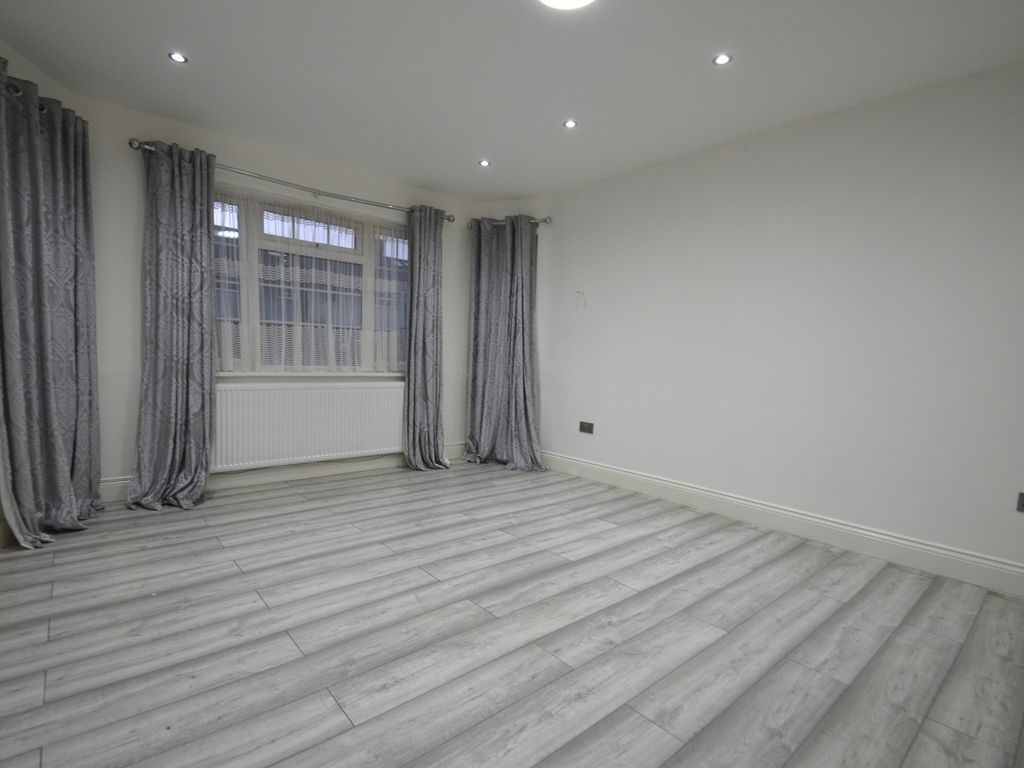 Room to rent in Worton Road, Isleworth TW7, £1,050 pcm