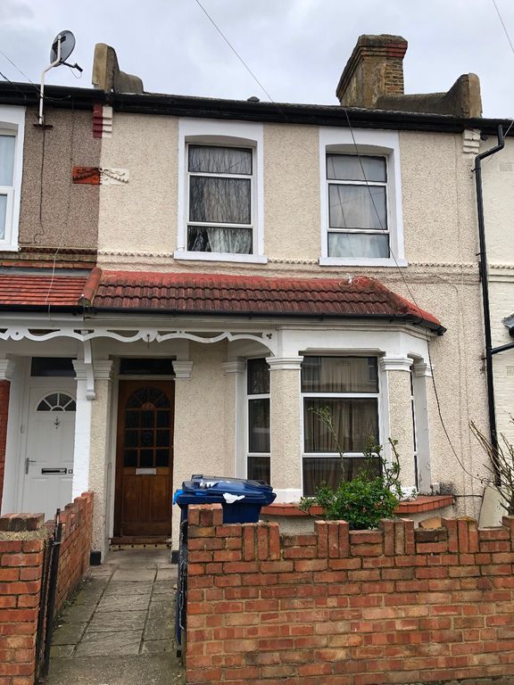 3 bed terraced house to rent in West End Road, Southall UB1, £2,500 pcm