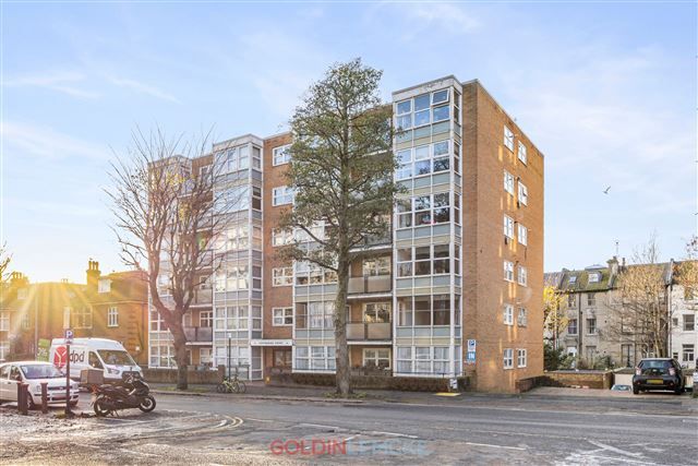 2 bed flat for sale in The Drive, Hove BN3, £340,000