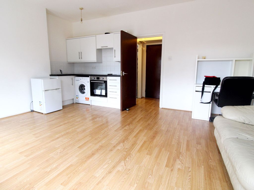Studio to rent in Streatham High Road, London SW16, £1,200 pcm