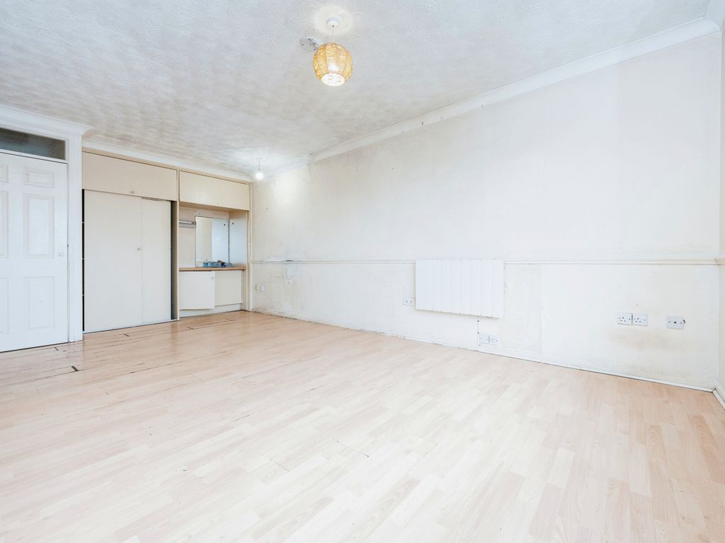 Studio for sale in Dearne Walk, Bedford, Bedfordshire MK41, £105,000