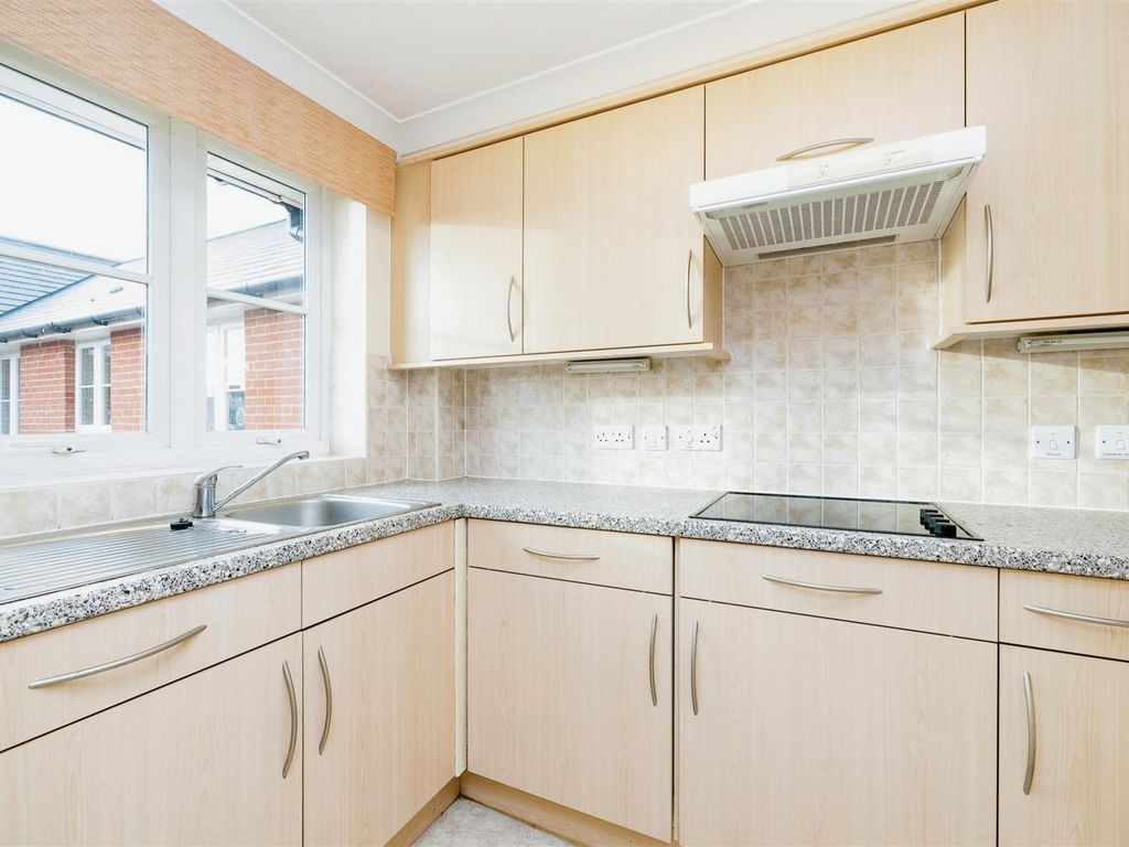 1 bed flat for sale in School Lane, Banbury OX16, £120,000