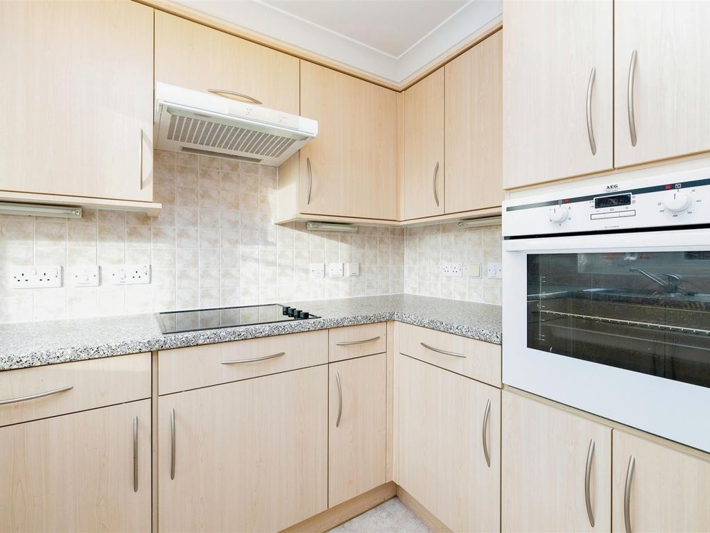 1 bed flat for sale in School Lane, Banbury OX16, £120,000