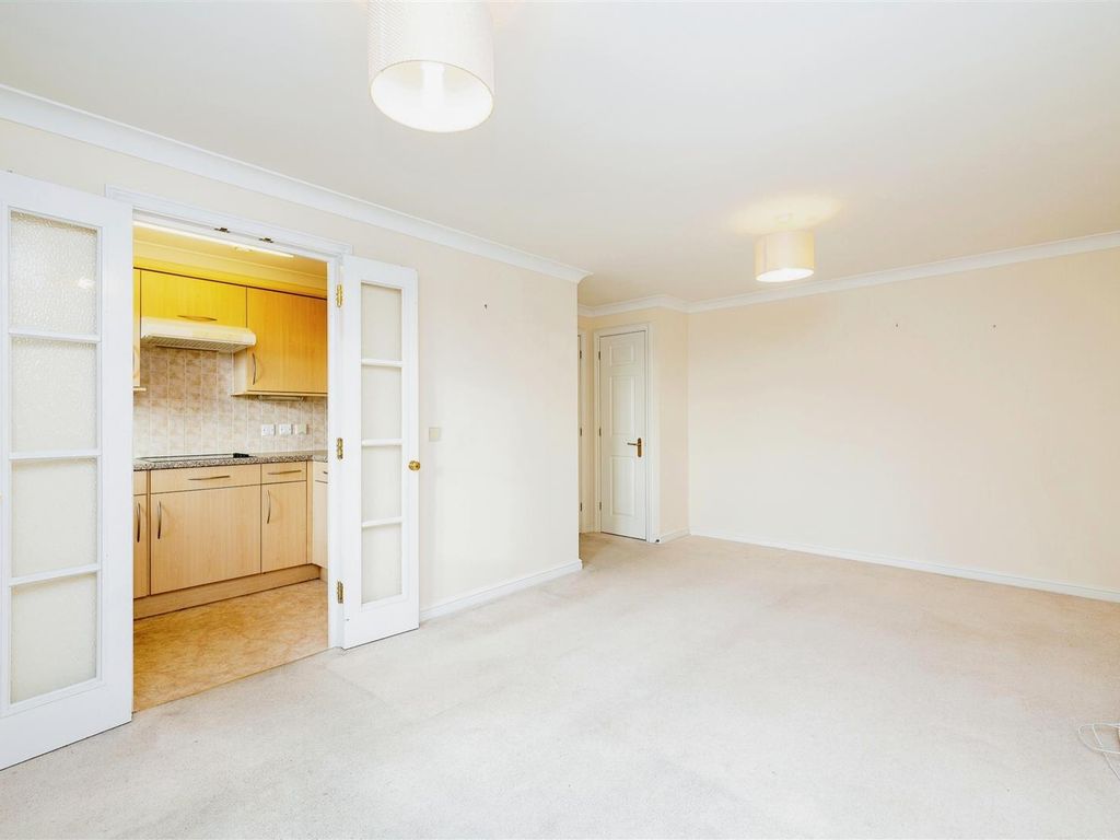 1 bed flat for sale in School Lane, Banbury OX16, £120,000