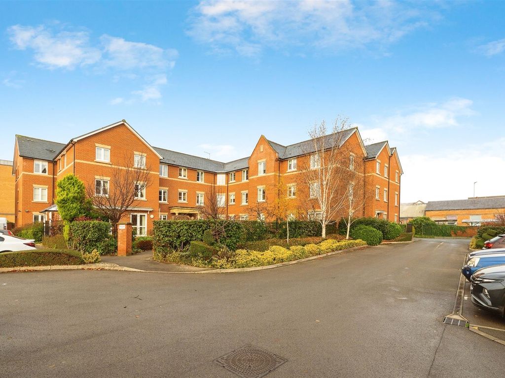 1 bed flat for sale in School Lane, Banbury OX16, £120,000