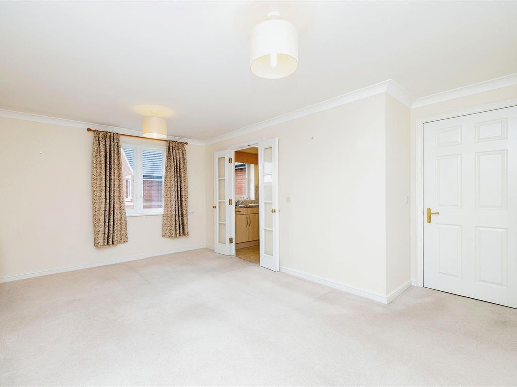 1 bed flat for sale in School Lane, Banbury OX16, £120,000
