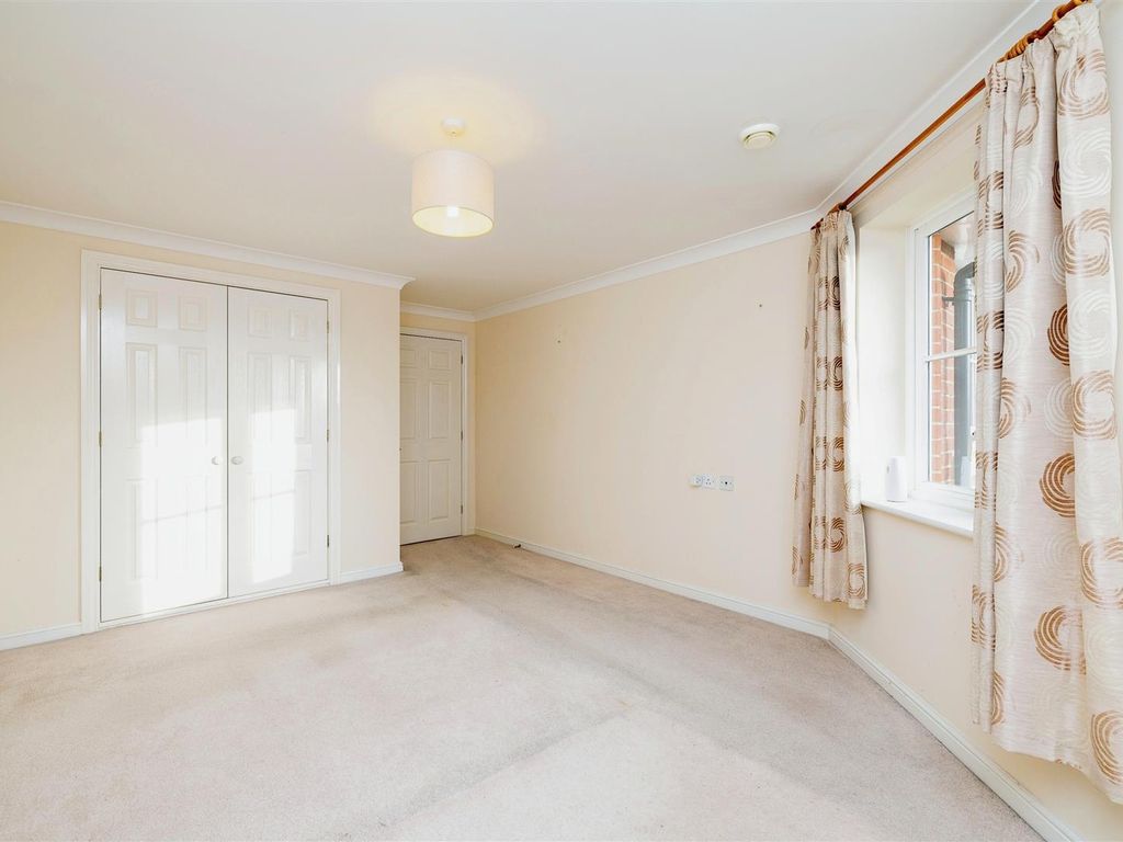 1 bed flat for sale in School Lane, Banbury OX16, £120,000