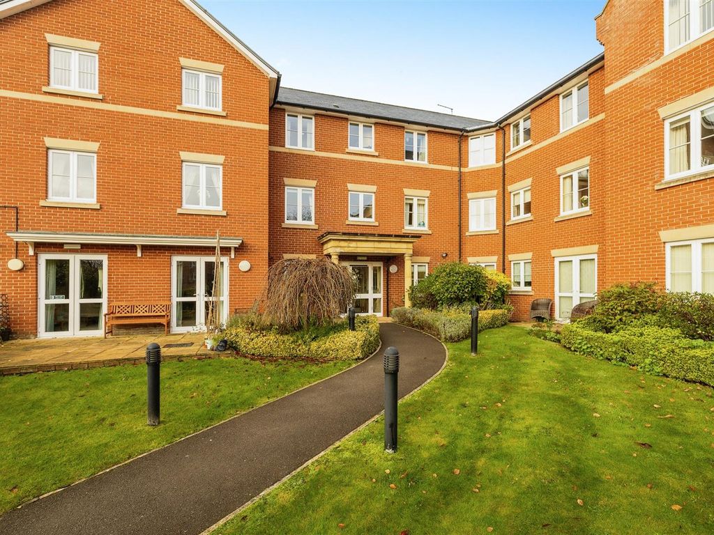 1 bed flat for sale in School Lane, Banbury OX16, £120,000