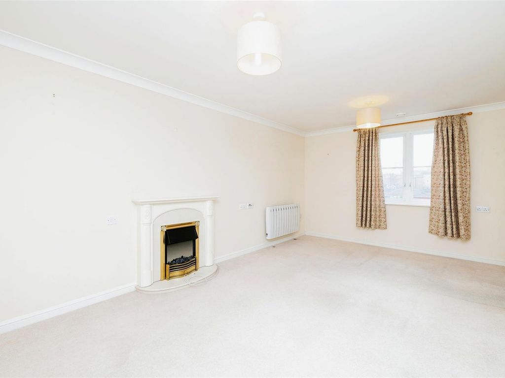 1 bed flat for sale in School Lane, Banbury OX16, £120,000