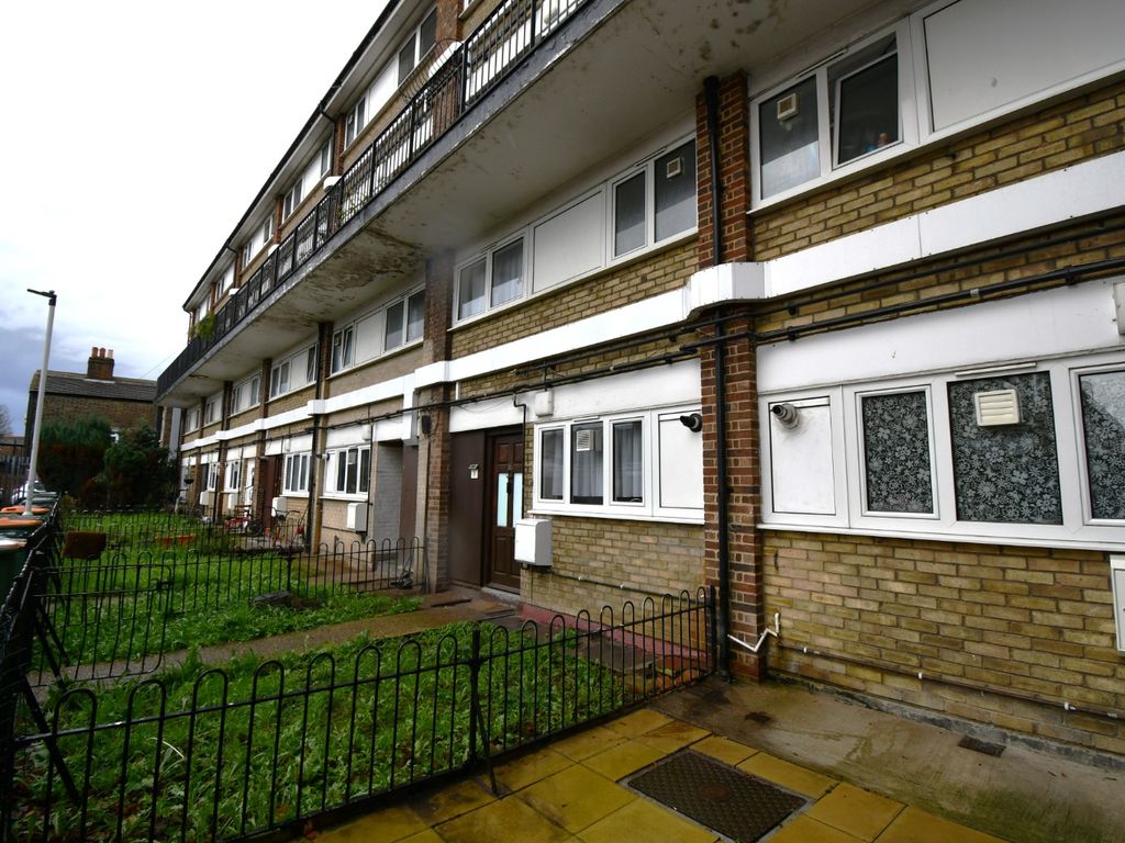 Room to rent in Gurney Close, London E15, £700 pcm