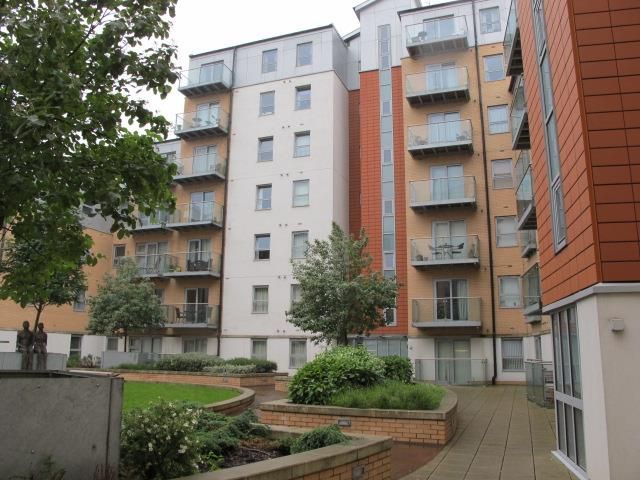 2 bed flat for sale in Queen Mary Avenue, London E18, £320,000
